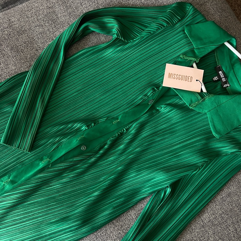 MISSGUIDED Green co ord Plisse shirt